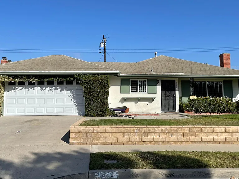 1852 Abbott Ave — Photo 1