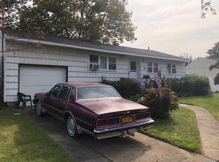 28 Amfer Ct, Bay Shore, NY 11706