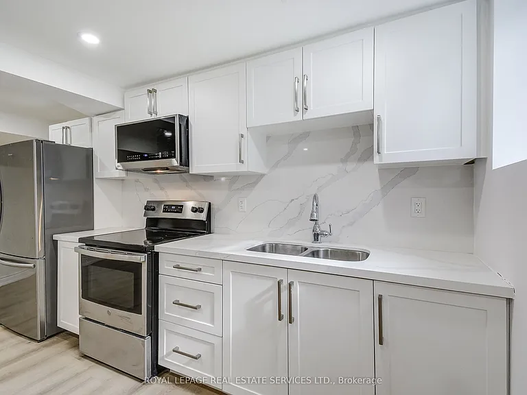 277 Mississaga St #LOWER — Photo 12