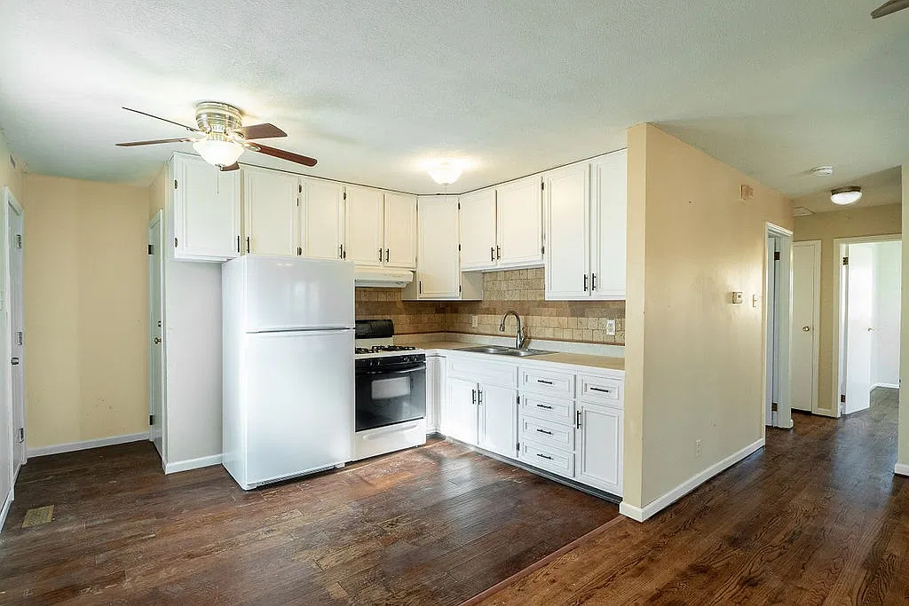 825 SE Eastgate Drive - 1 — Photo 3