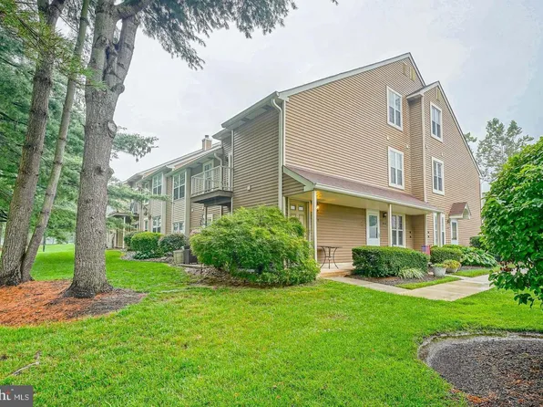 804 Sedgefield Dr #B, Mount Laurel, NJ 08054