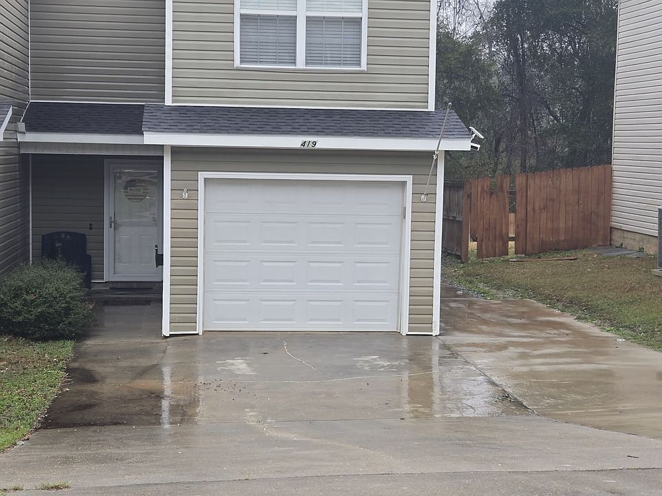 Front Driveway with garage parking as well as a double pad for parking.