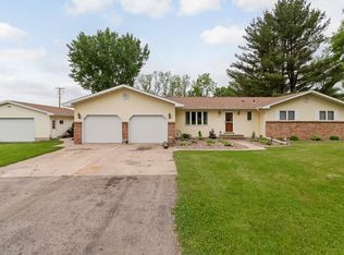 999 Eastview Ave, Marion, IA 52302