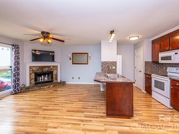 4th image of 3240 Carlyle Dr NW