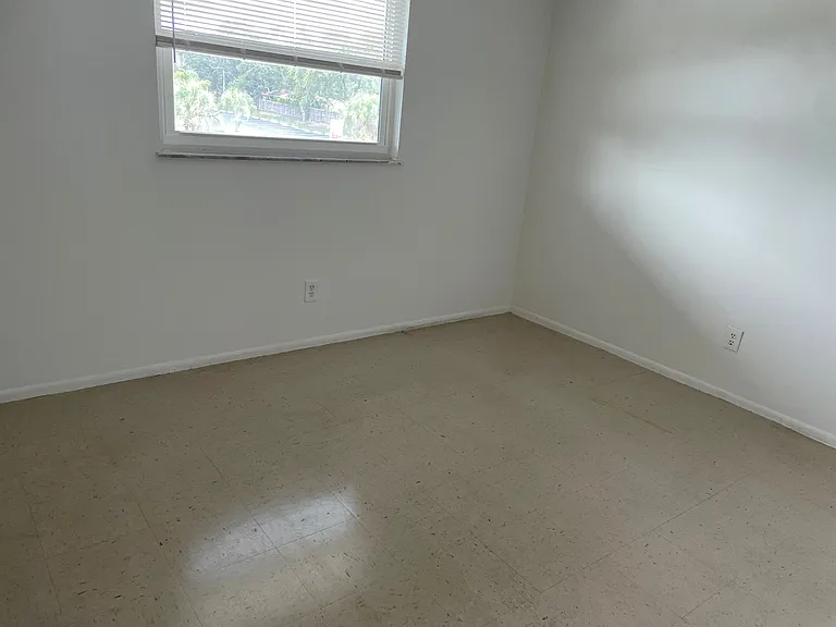 1520 N Saturn Ave #8 — Photo 4