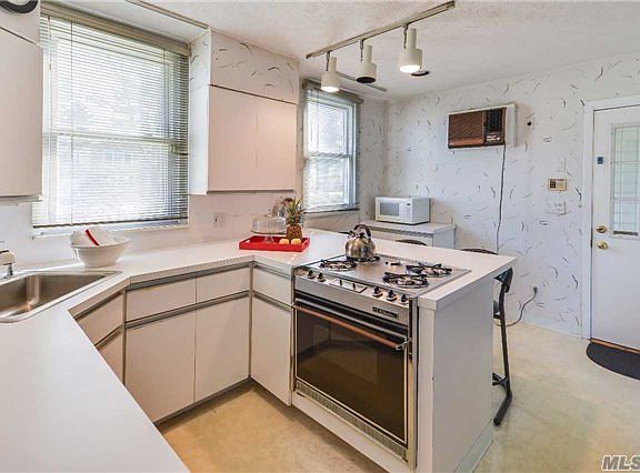 5th image of 65 Peachtree Ln