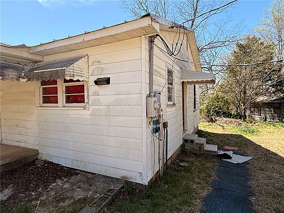 3rd image of 140 Davis Hill Rd