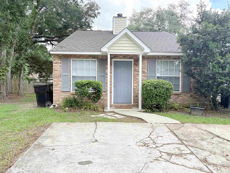 3910 Gaffney Loop — Photo 1