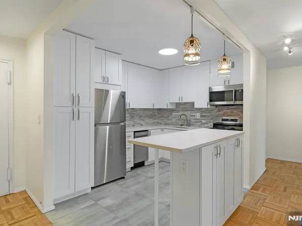 2000 Linwood Ave APT 18M, Fort Lee, NJ 07024