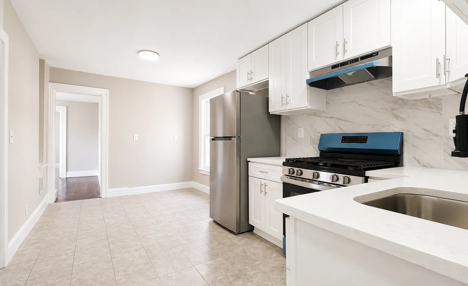 3 bed, 1028 sqft, $1,800 — Photo 2