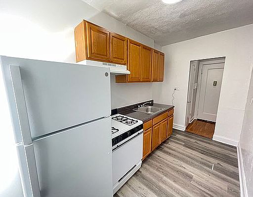 5th image of 885 E 38th St APT 22