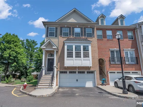 8 Creekside Court, Secaucus, NJ 07094