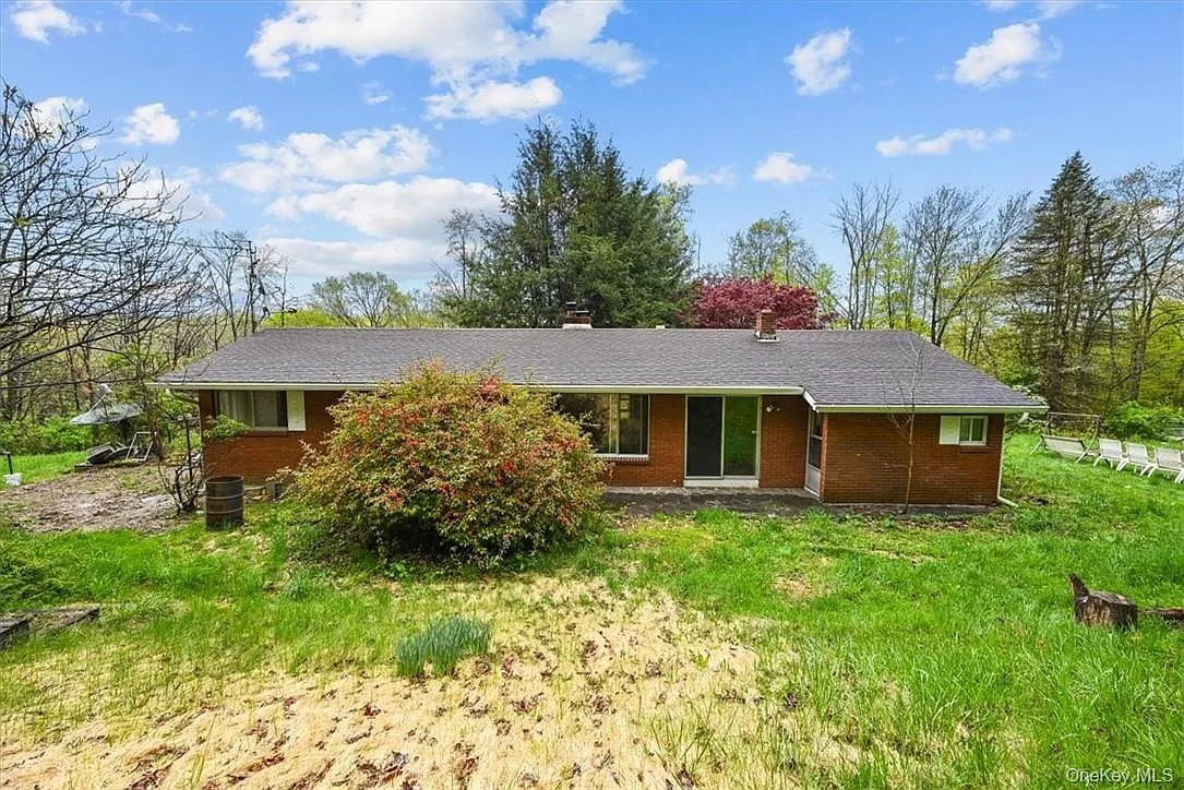3 bed, 2.0 bath, 2432 sqft, $3,000 — Photo 4