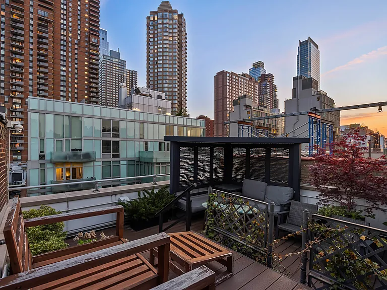 459 W 44th St #C — Photo 40