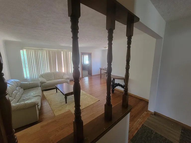 24011 Seneca St — Photo 2