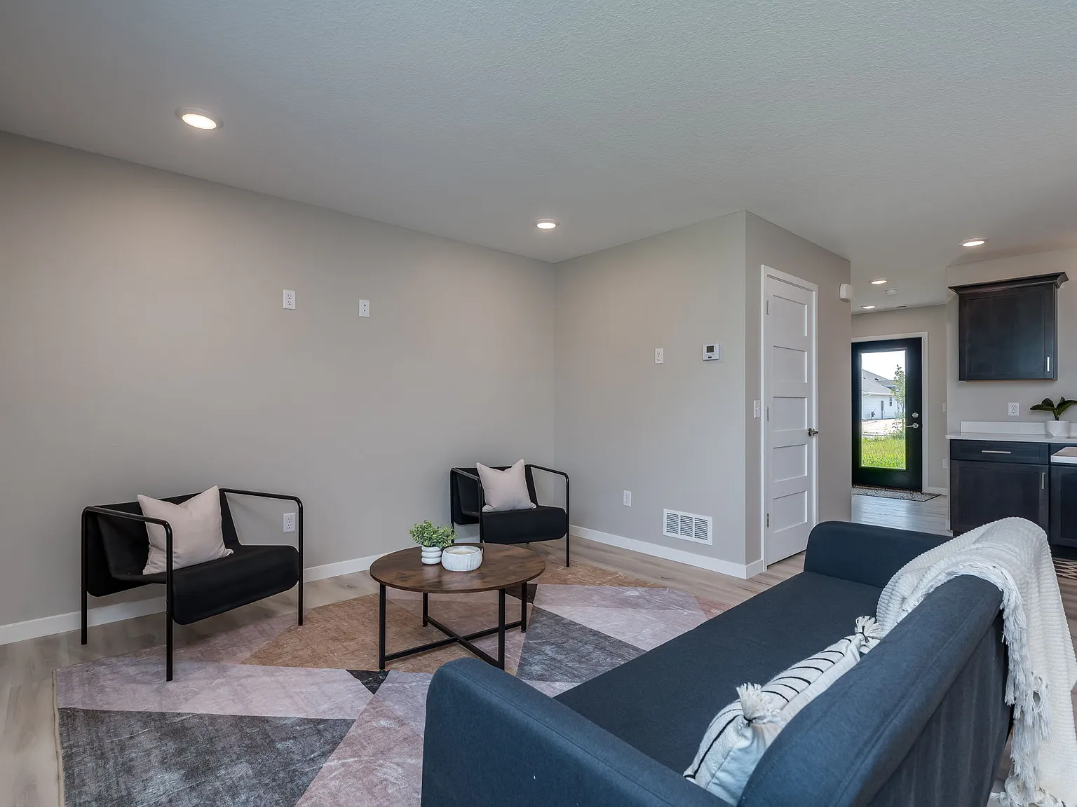 3 bed, 1800 sqft, $2,200 — Photo 4