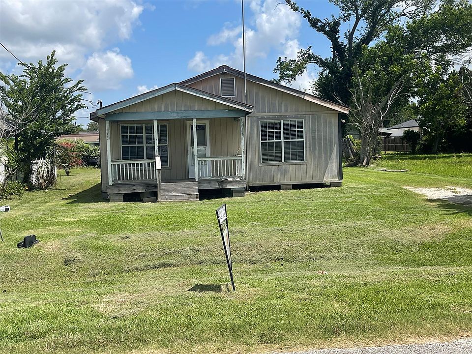 1st image of 208 E Pecan Ln