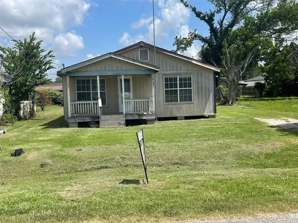 208 E Pecan Ln, Clute, TX 77531