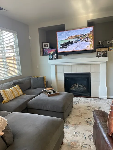 3 bed, 2.5 bath, 1605 sqft, $3,250 — Photo 2