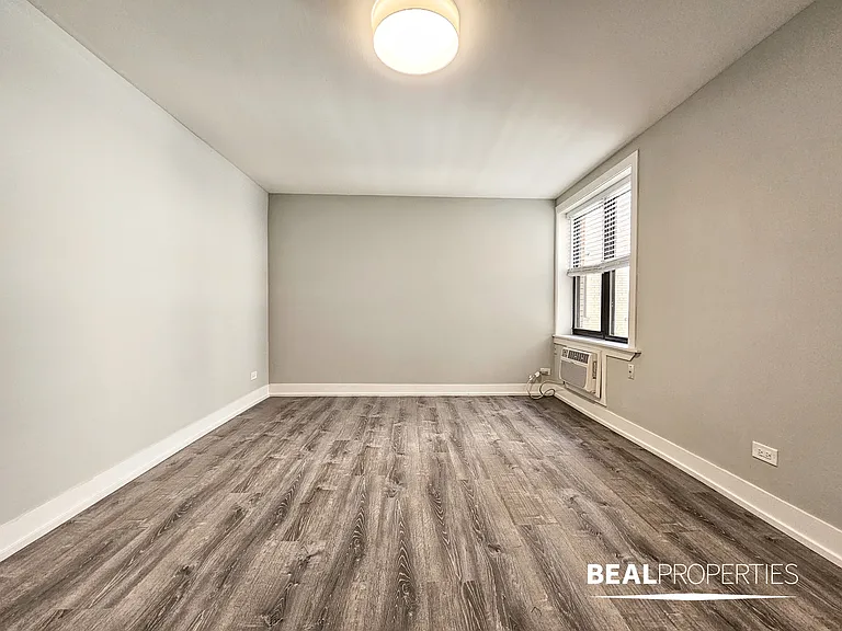 445 W Barry — Photo 29