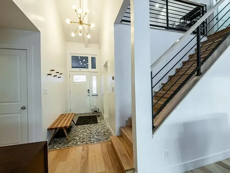 2660 E Parleys Way — Photo 2