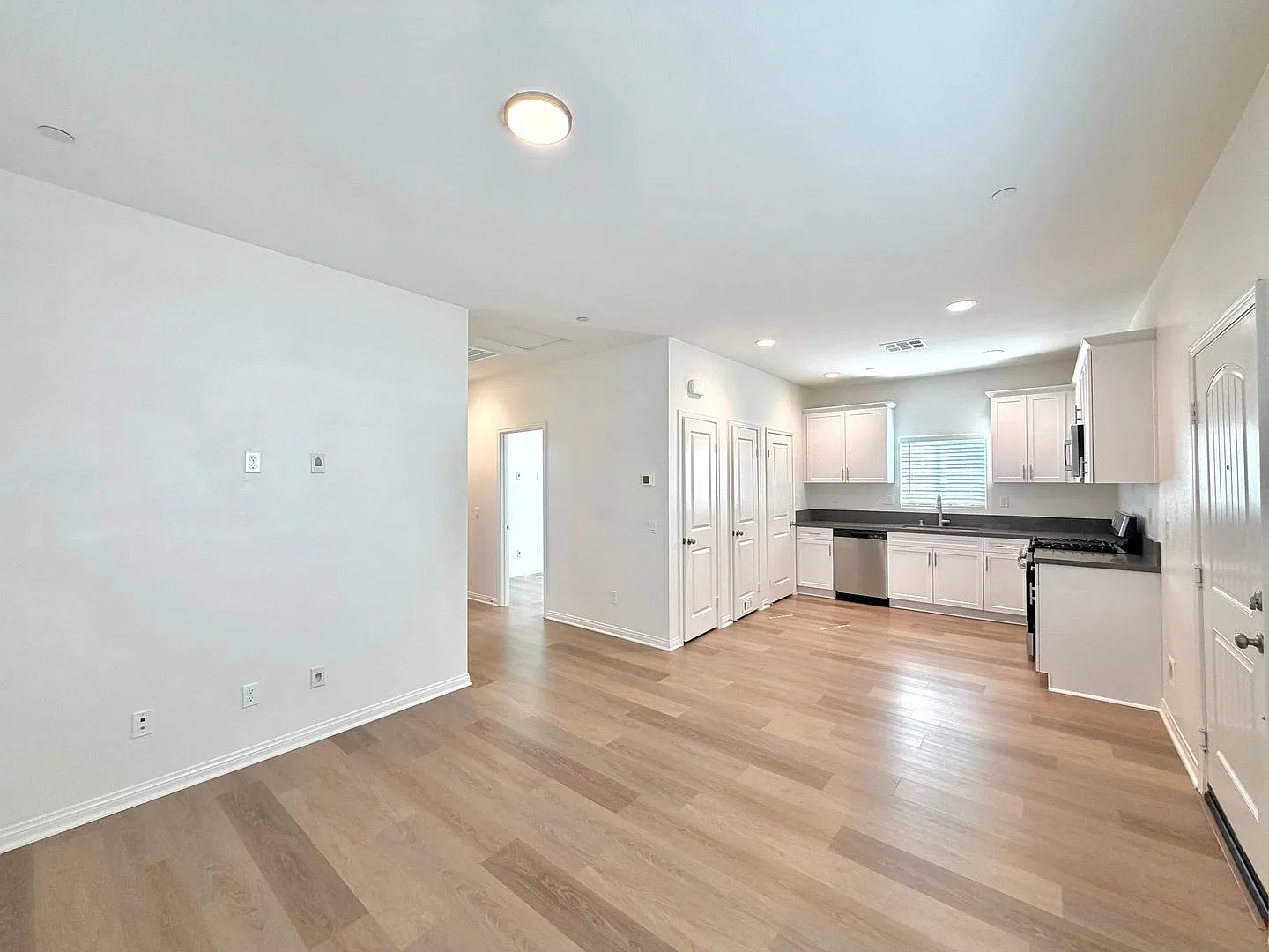 Two Bedroom, Two Bathroom available — Photo 4