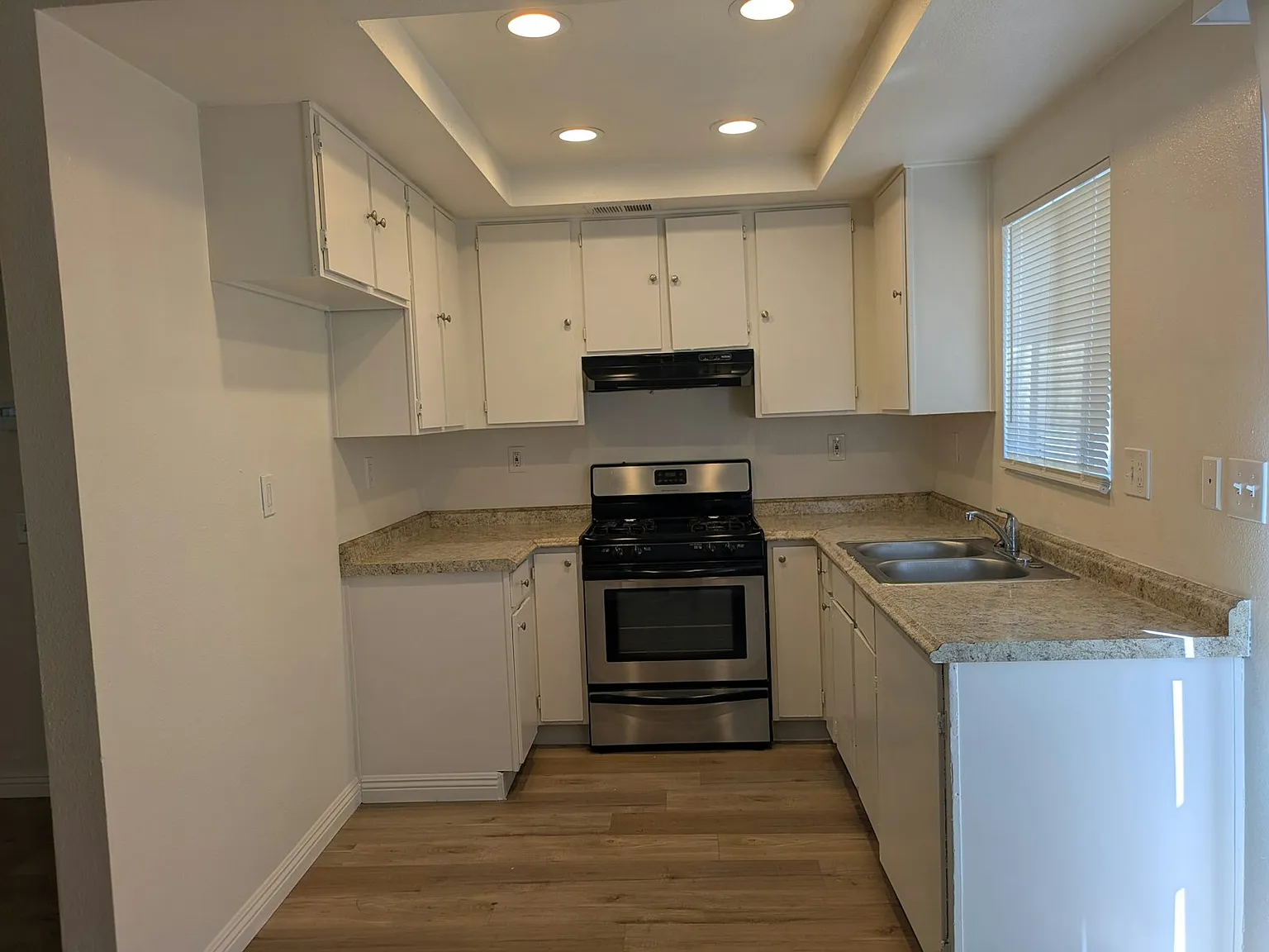 955 West Devonshire Avenue, Unit B — Photo 3