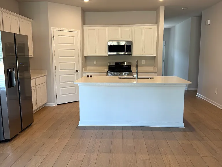166 Fenwick Pl — Photo 2