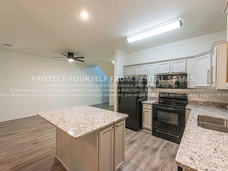 766 W Breeze Cv — Photo 3