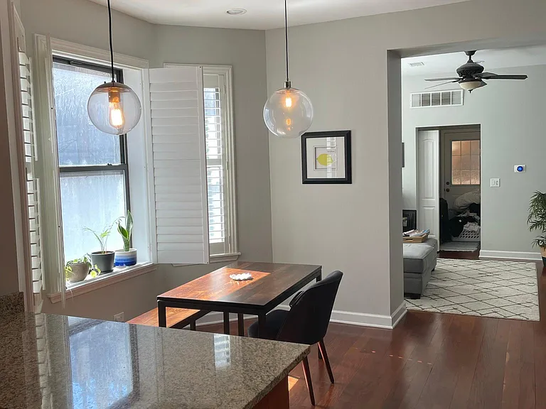 561 W Briar Pl — Photo 7