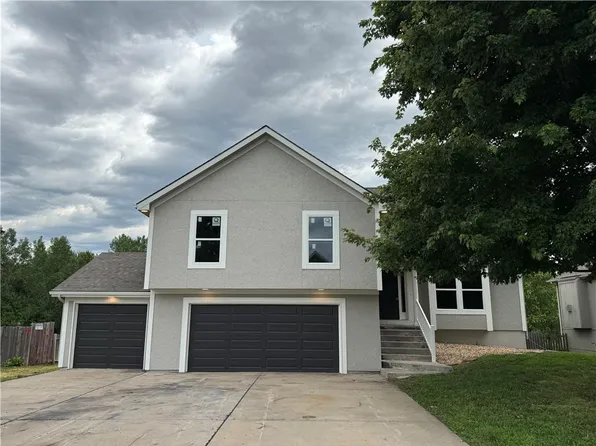 992 Sicklebar Dr, Peculiar, MO 64078