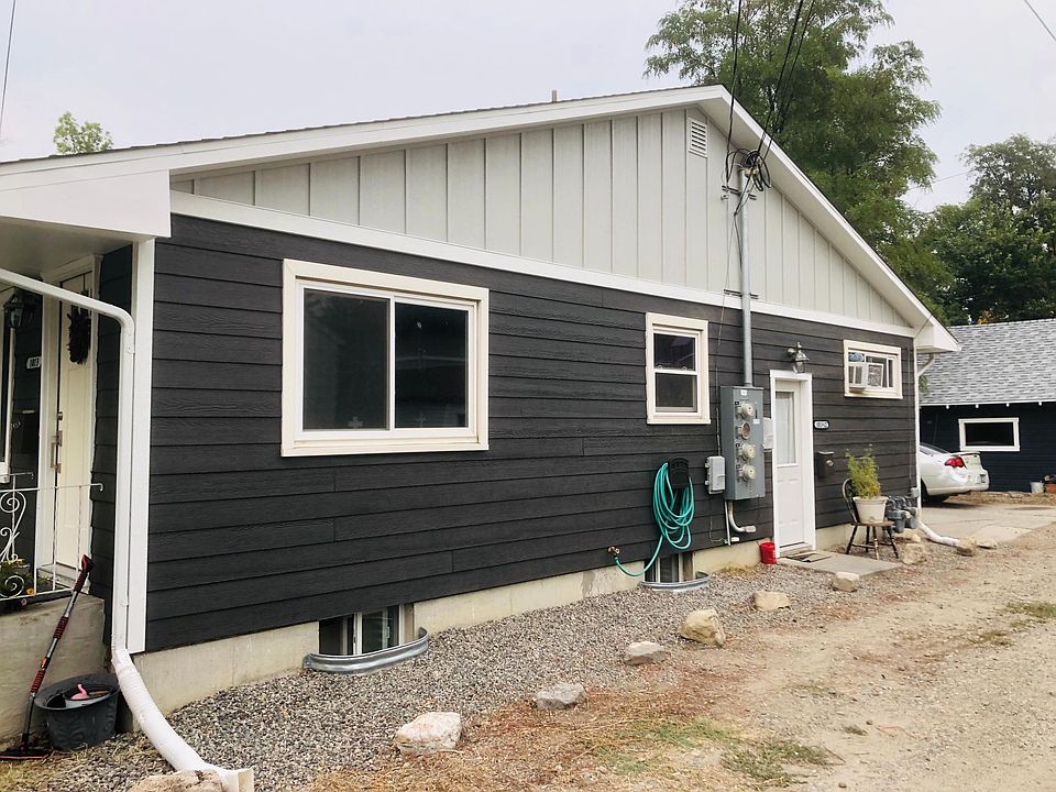 This unit has a separate entrance on the side of the building. It is a convenient feature for unloading and bringing in items.