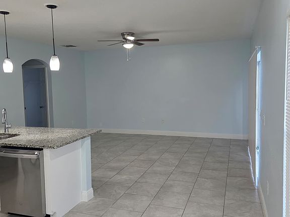 4th image of 818 Mountbatten Ln