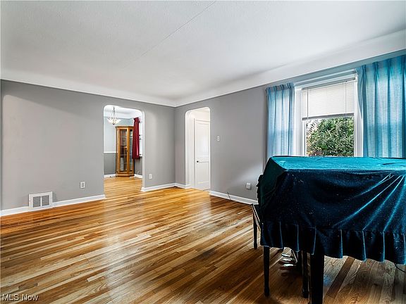 5th image of 14809 Harley Ave