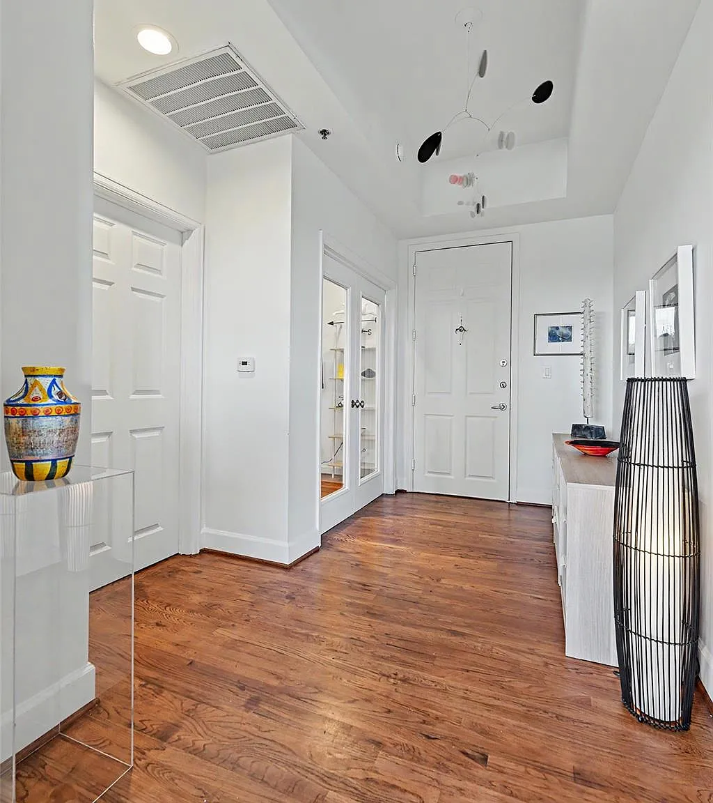 1 bed, 1.5 bath, 1255 sqft, $4,350 — Photo 4