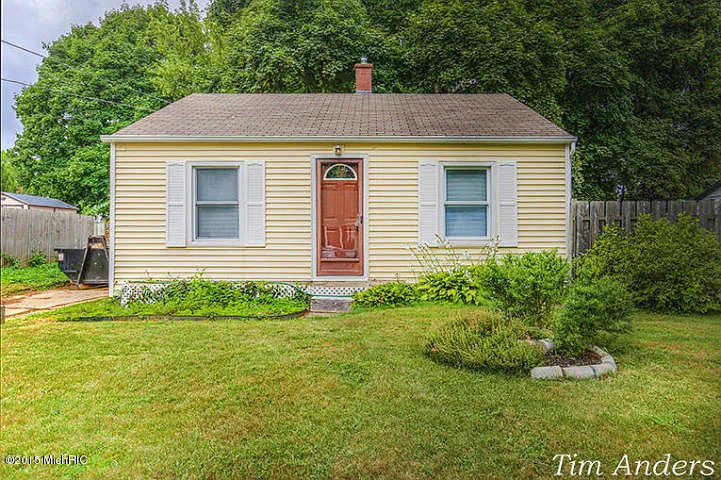 2049 Dawson Ave NE photo 1