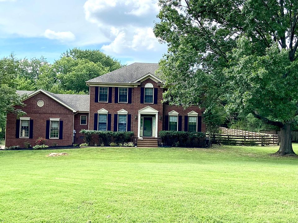 Beautiful, stately home in Franklin, TN situated among mature trees. Just gorgeous!!