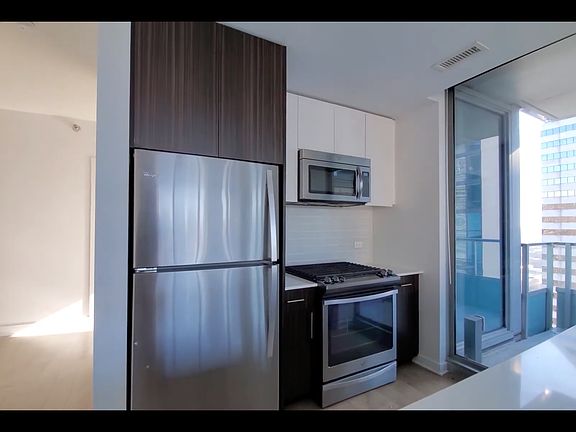 5th image of 100 N Garland Ct #2810