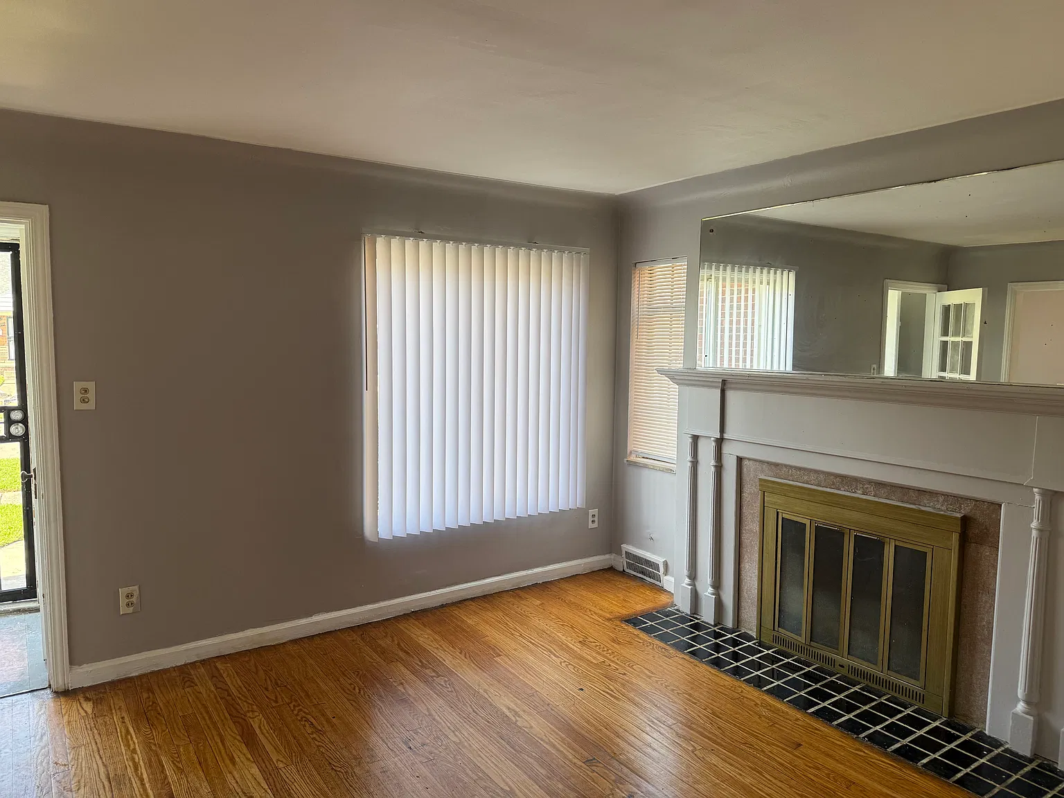 3 bed, 900 sqft, $1,250 — Photo 2