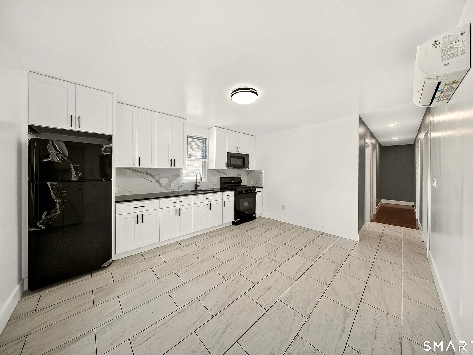 3 bed, 1.0 bath, 1170 sqft, $2,800 — Photo 2