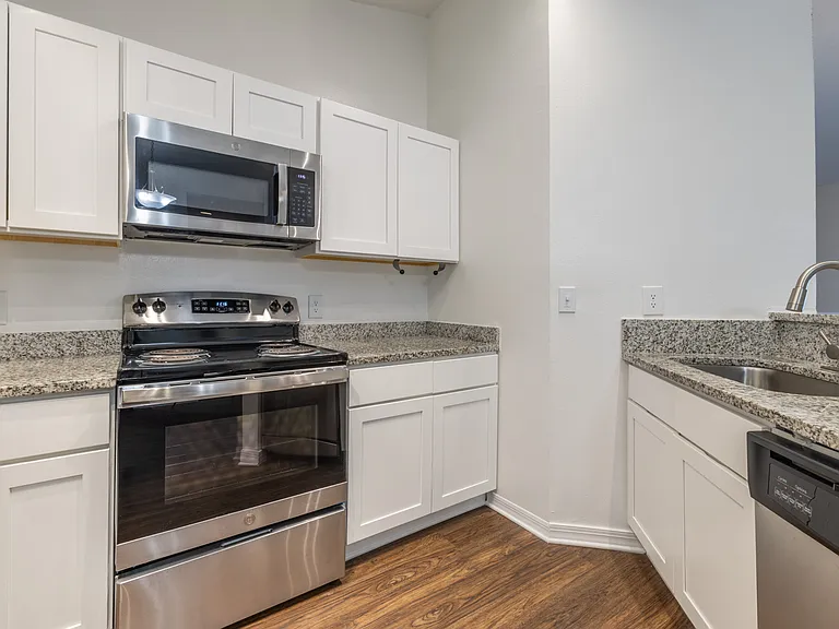 Royal Point Apartments — Photo 36