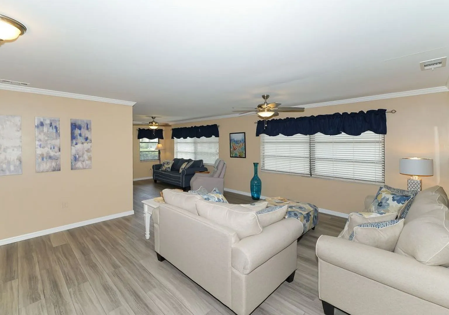 Furnished, Spacious and Stunning 2BR/2BA Short Term Rental — Photo 3