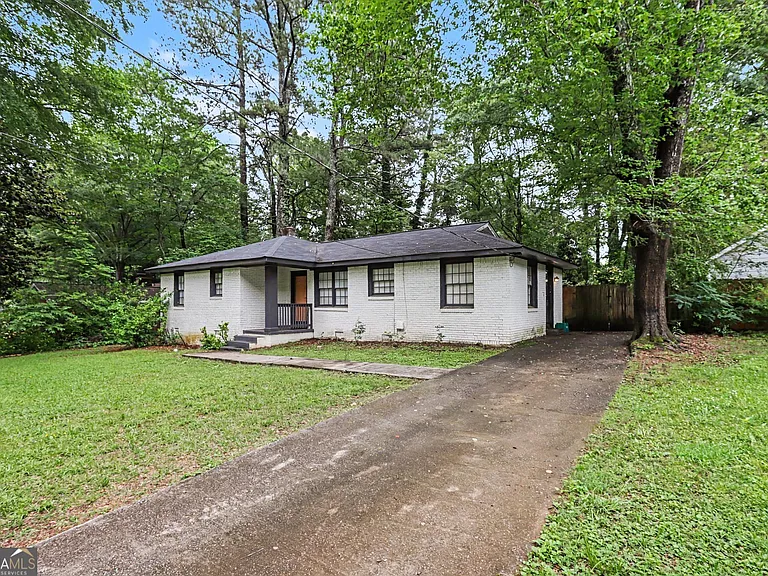 3743 Poplar Dr — Photo 3