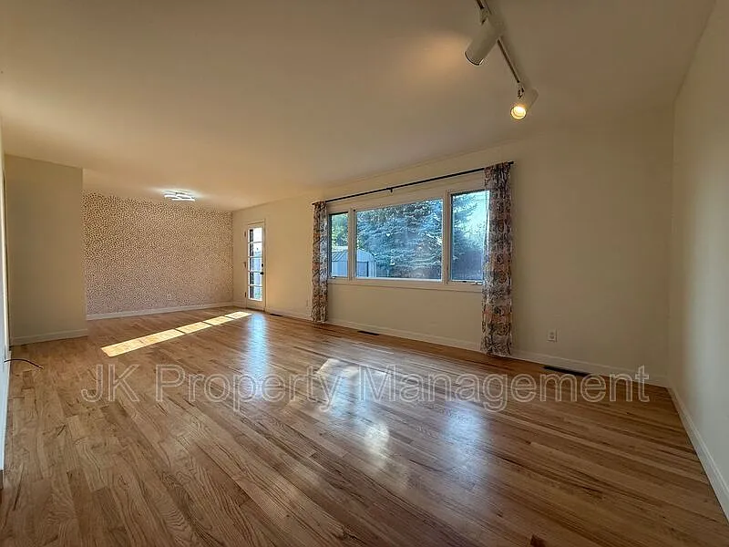 3 bed, 2.0 bath, 1202 sqft, $1,970 — Photo 3