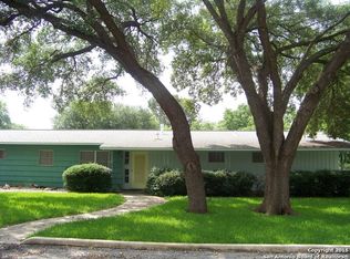 1204 F St, Floresville, TX 78114