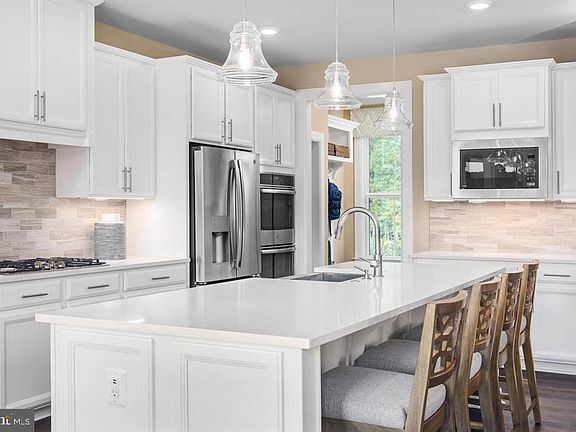 4th image of 1 Cloverland Ln