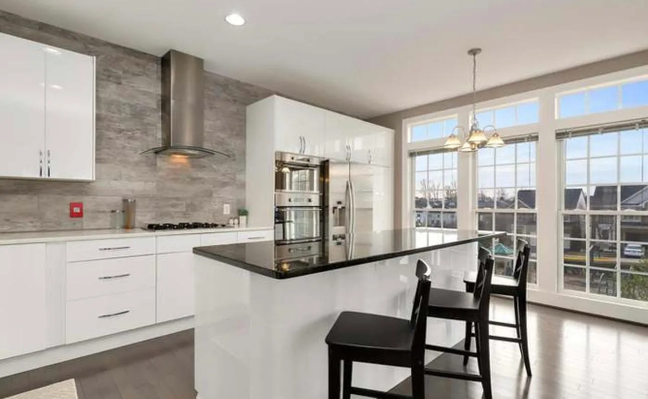 3 bed, 2074 sqft, $3,699 — Photo 4