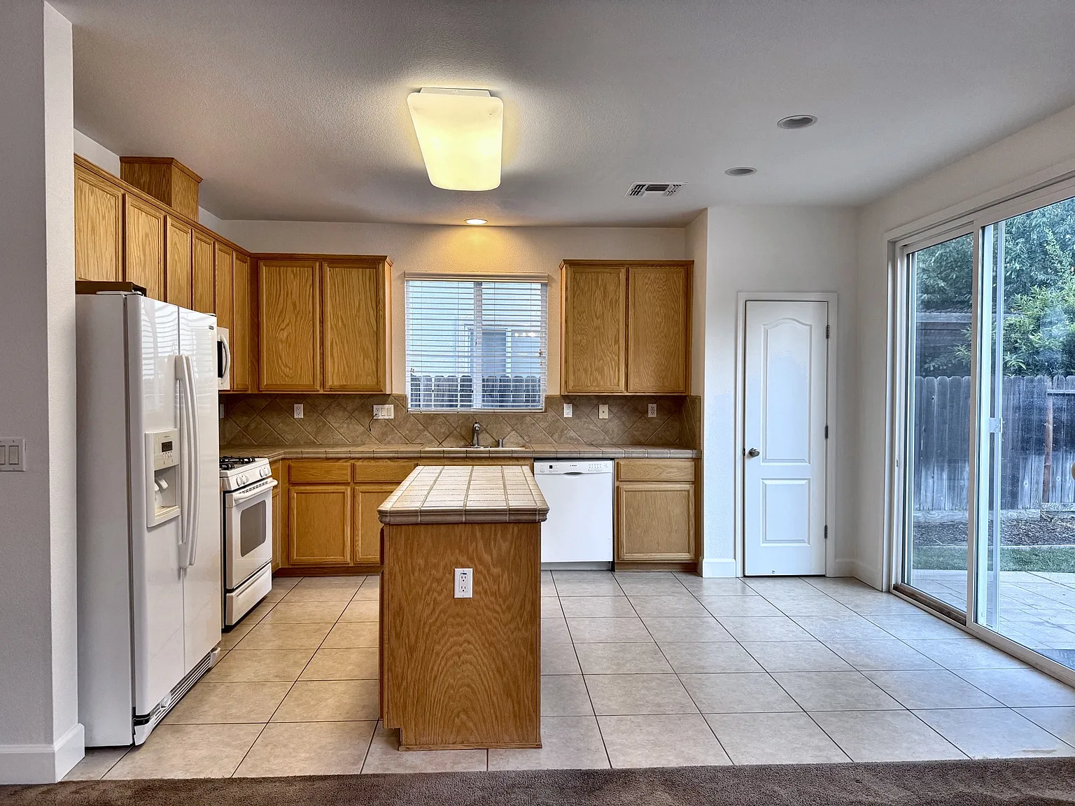 4 bed, 2505 sqft, $3,600 — Photo 3