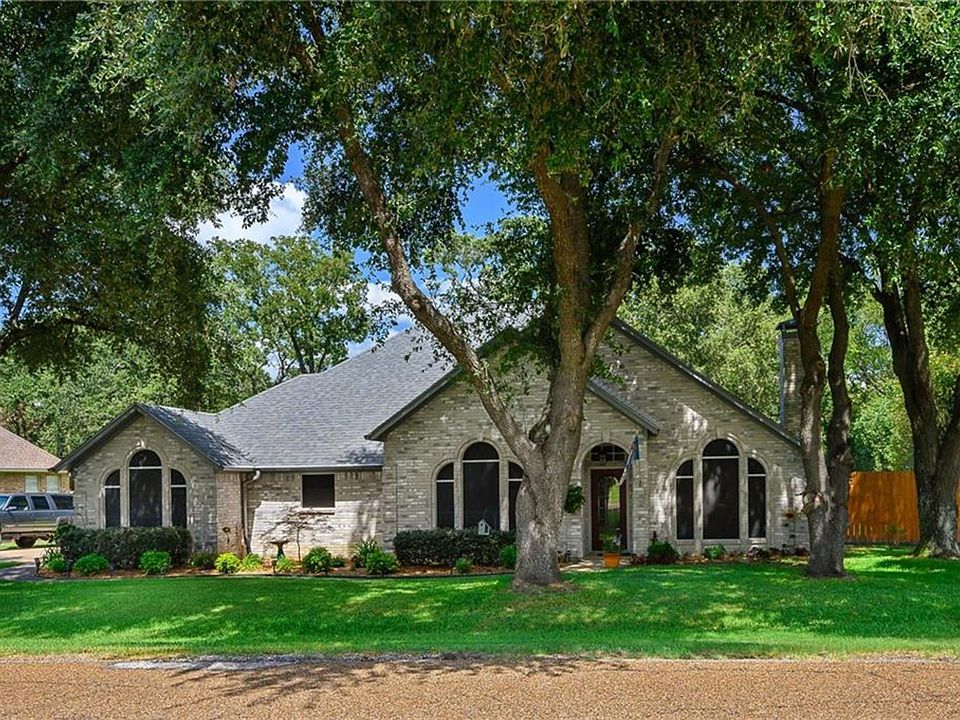 17951CountryClubFront.jpg