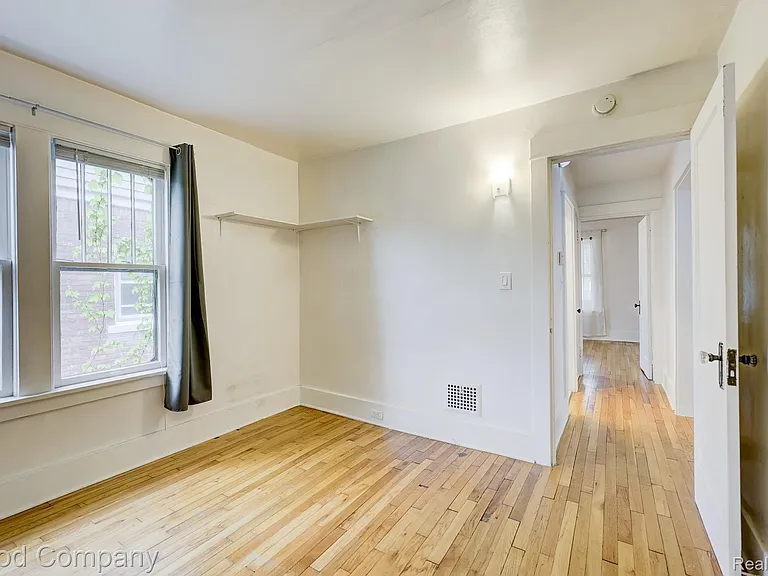 243 W Webster St — Photo 7